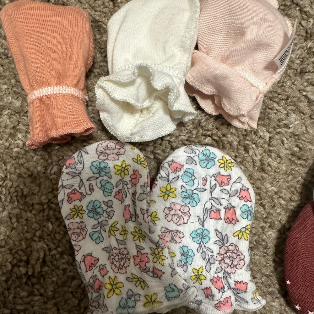 Baby mittens - Picture 2 of 2